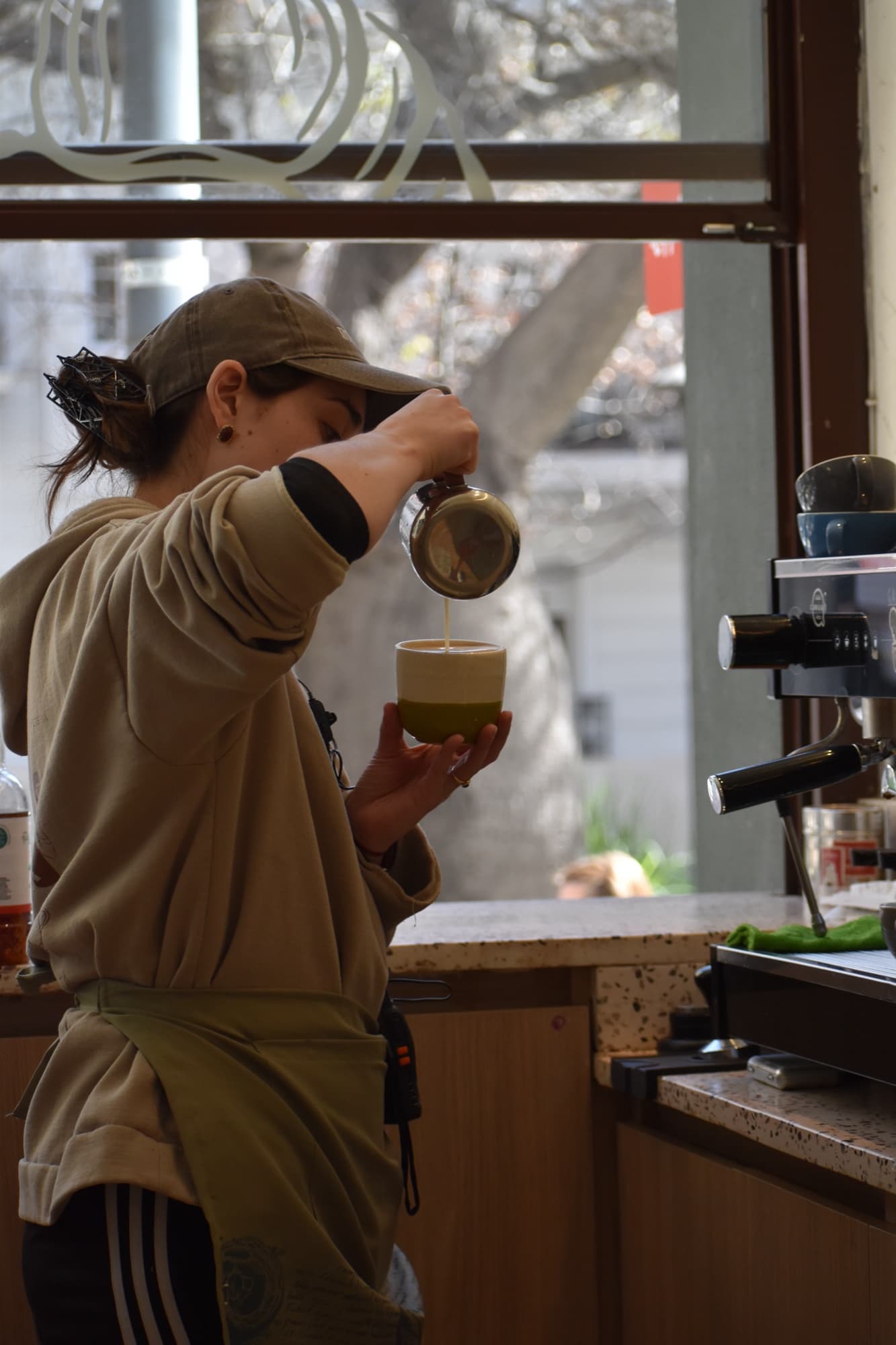Barista sirviendo un latte